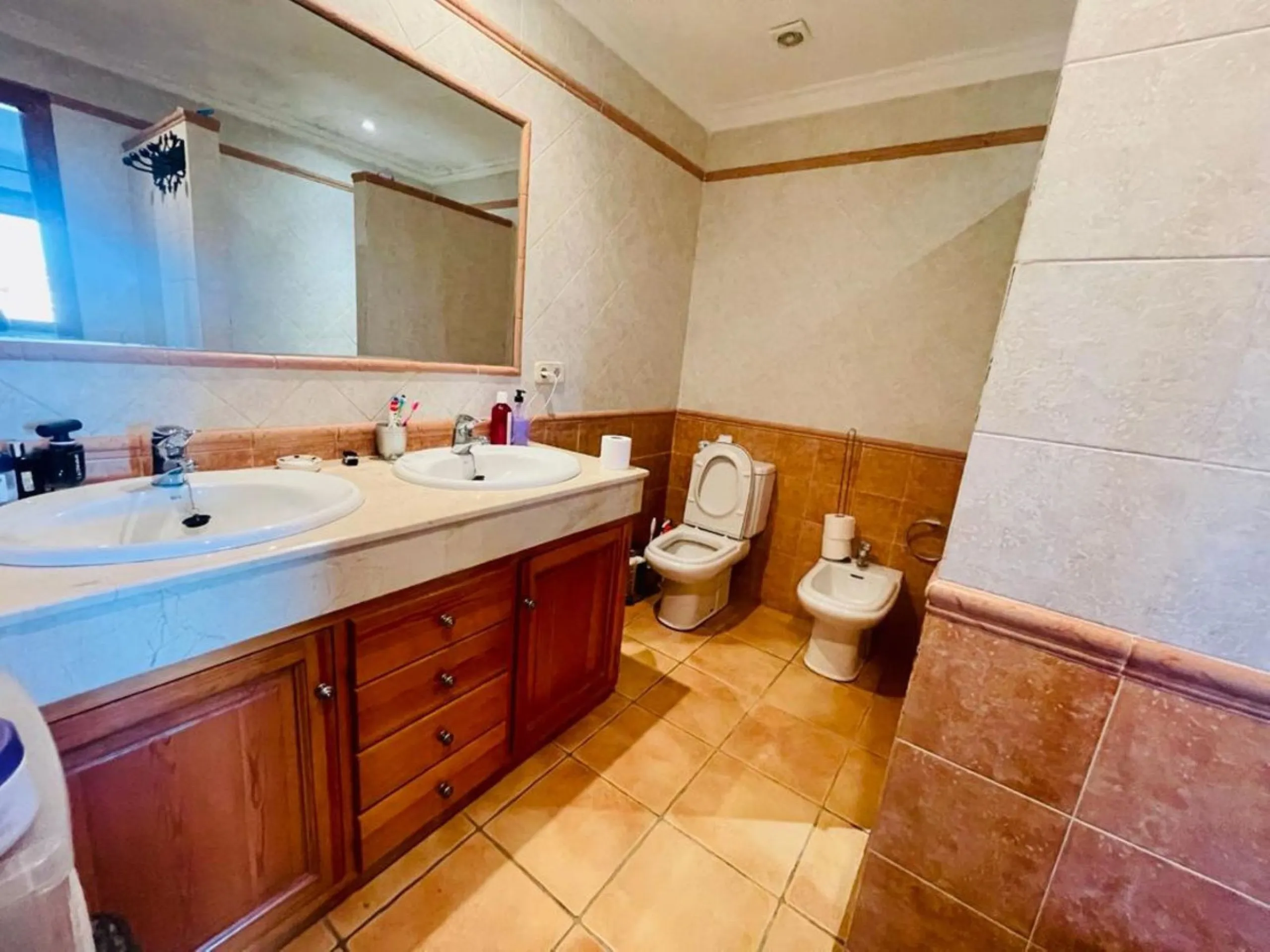 Large house in the centre of Cancelada with almost 4,000 m2 of land around it.