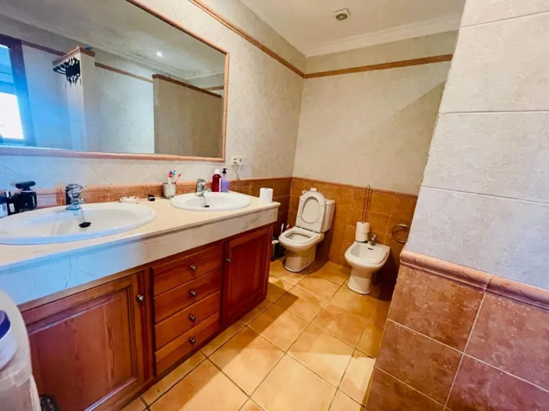 Large house in the centre of Cancelada with almost 4,000 m2 of land around it.