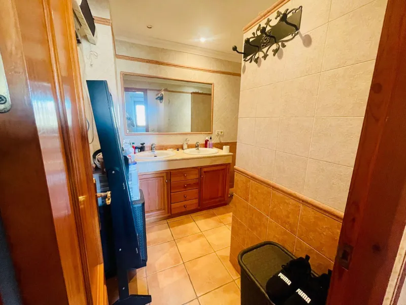 Large house in the centre of Cancelada with almost 4,000 m2 of land around it.