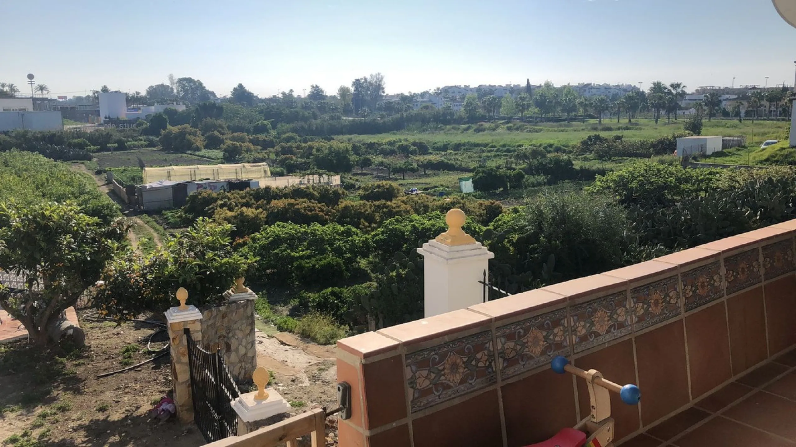 Large house in the centre of Cancelada with almost 4,000 m2 of land around it.