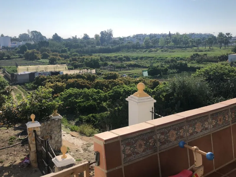 Large house in the centre of Cancelada with almost 4,000 m2 of land around it.