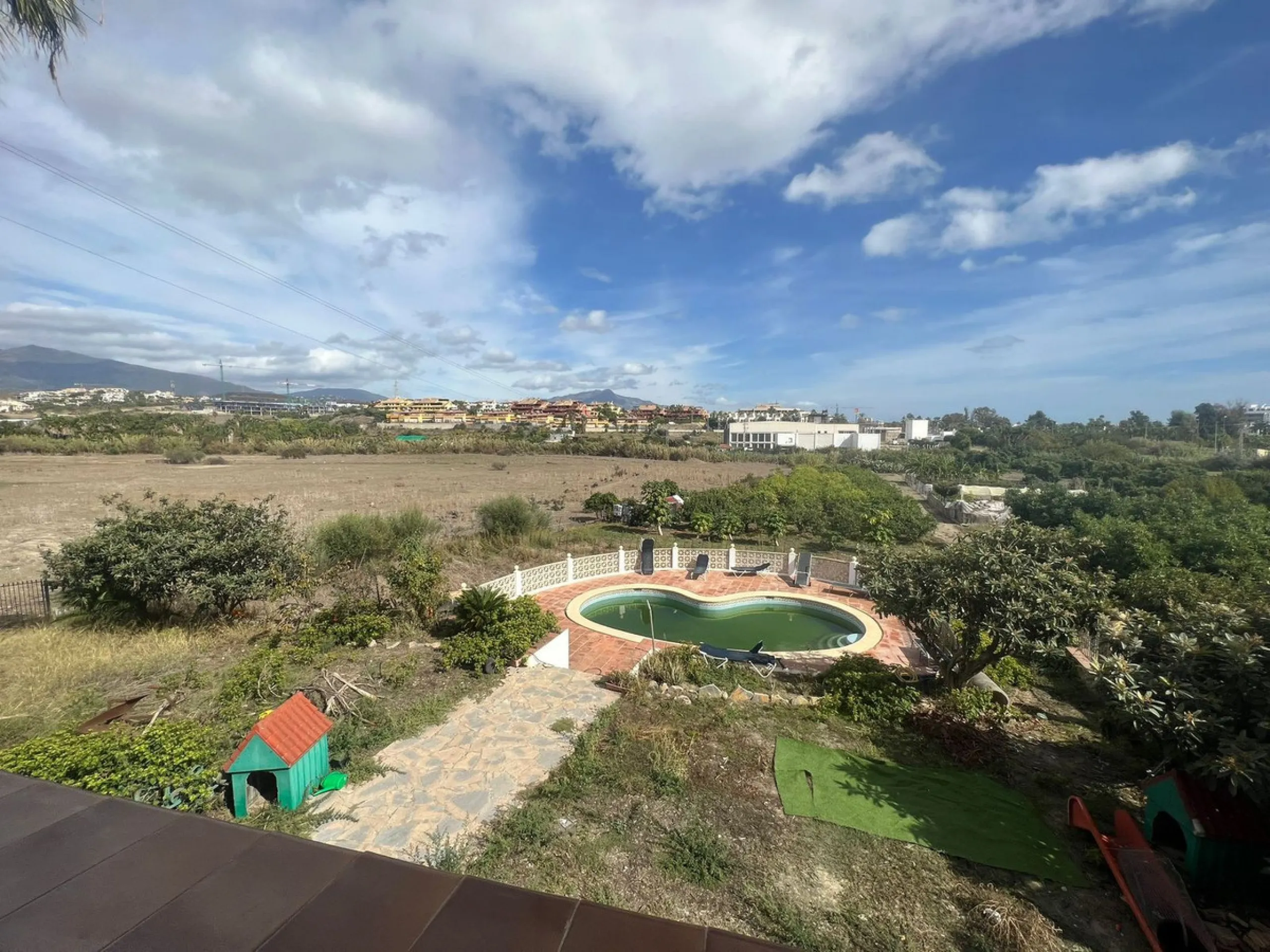 Large house in the centre of Cancelada with almost 4,000 m2 of land around it.
