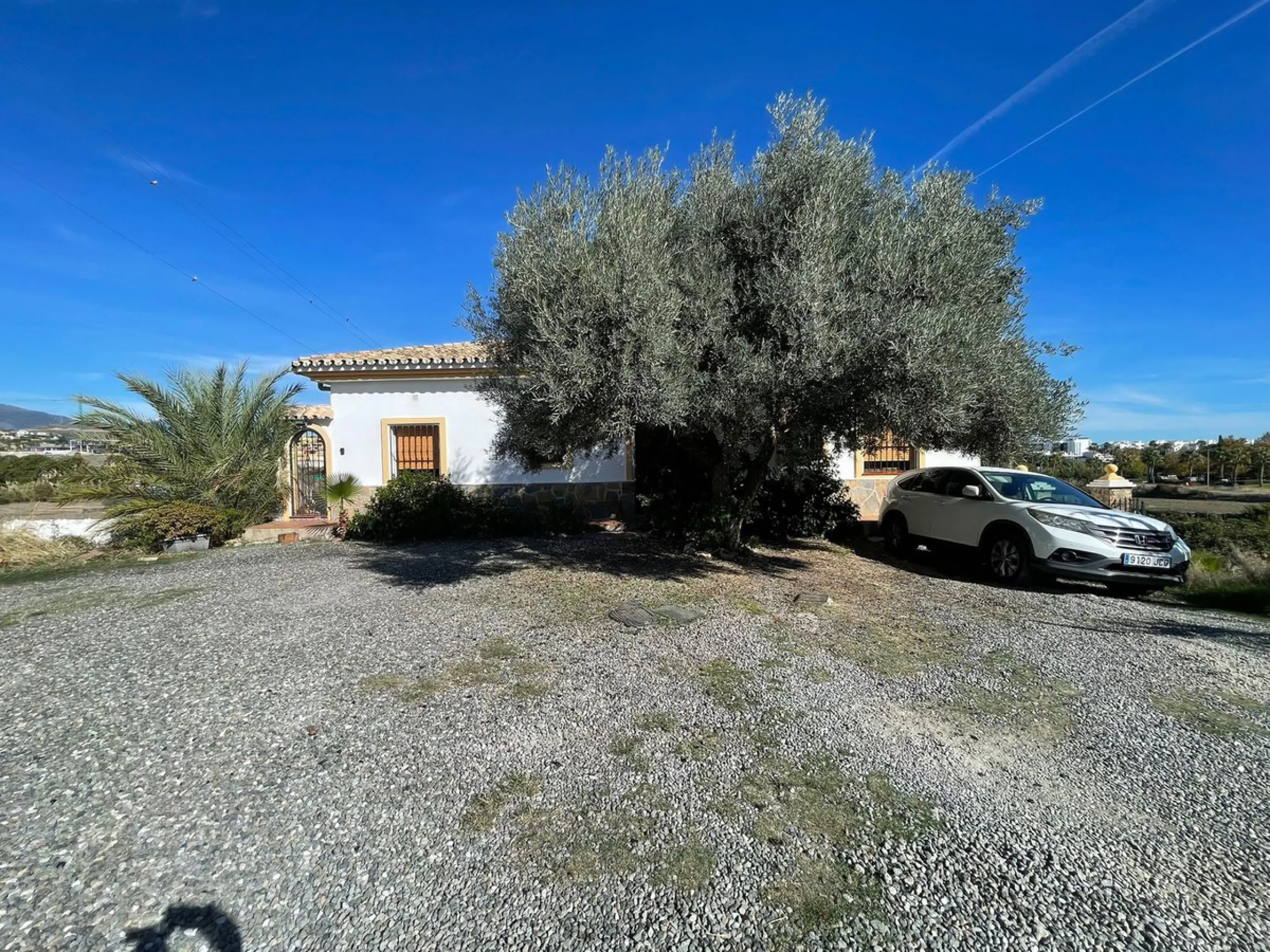 Large house in the centre of Cancelada with almost 4,000 m2 of land around it.
