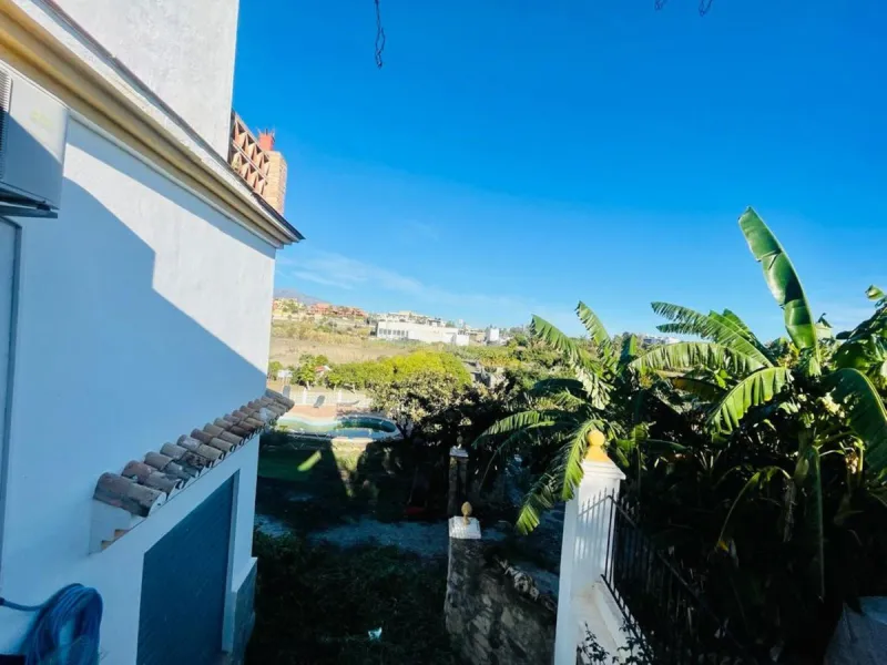 Large house in the centre of Cancelada with almost 4,000 m2 of land around it.