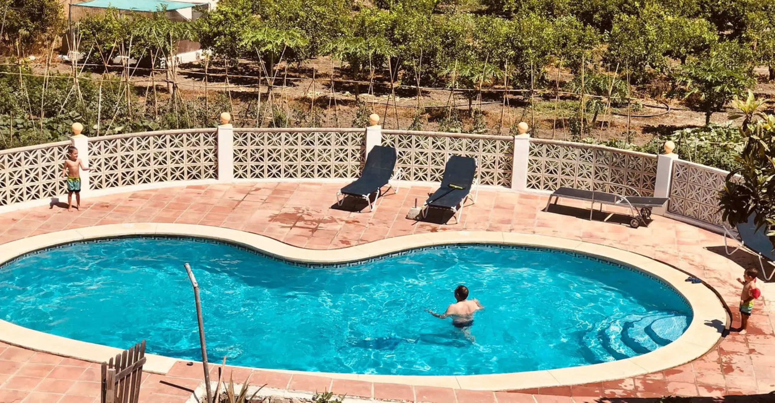 Large house in the centre of Cancelada with almost 4,000 m2 of land around it.
