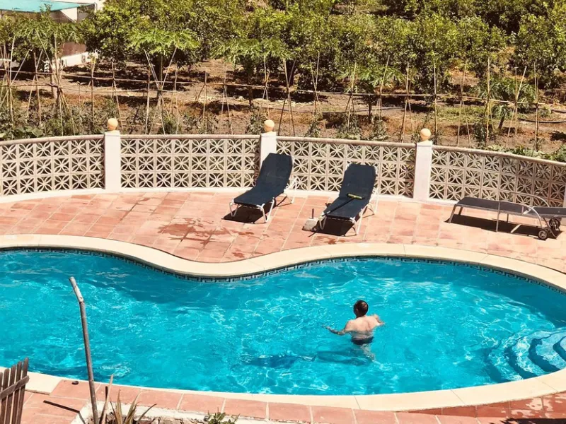 Large house in the centre of Cancelada with almost 4,000 m2 of land around it.