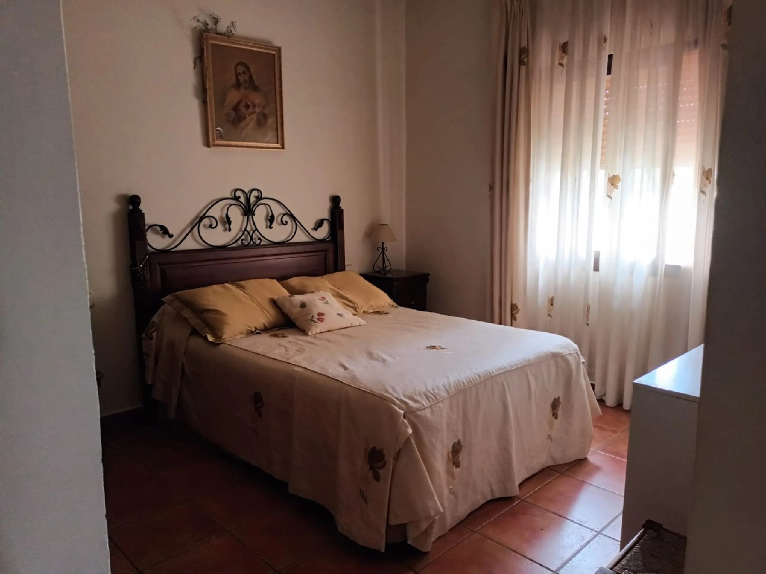 Large house in the centre of Cancelada with almost 4,000 m2 of land around it.