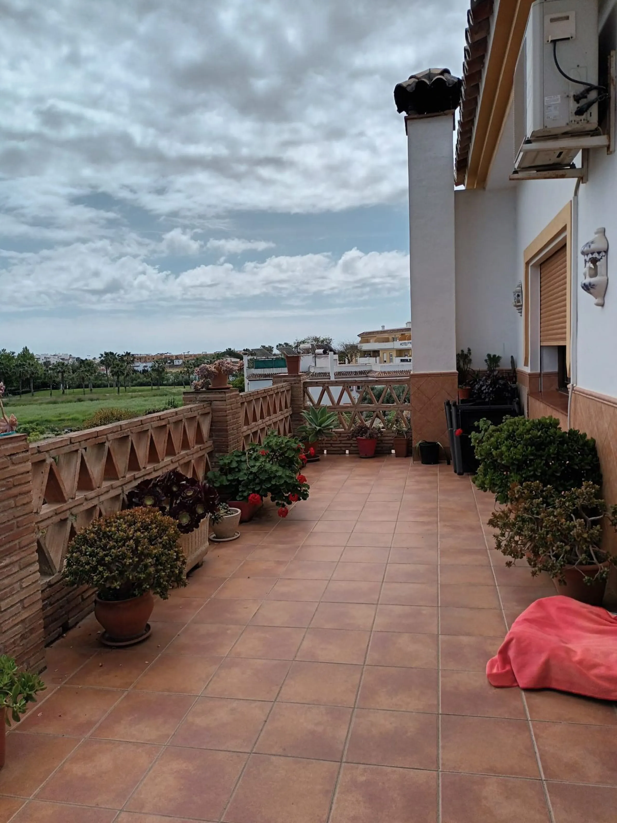 Large house in the centre of Cancelada with almost 4,000 m2 of land around it.