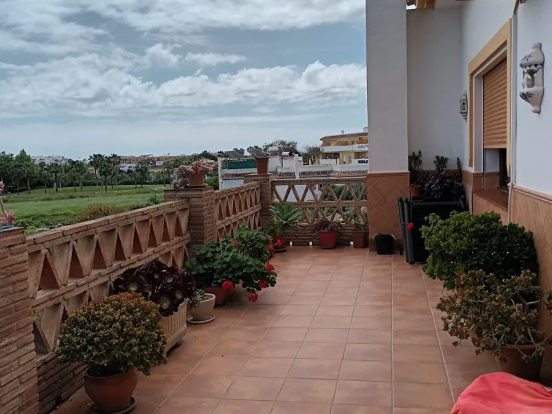Large house in the centre of Cancelada with almost 4,000 m2 of land around it.