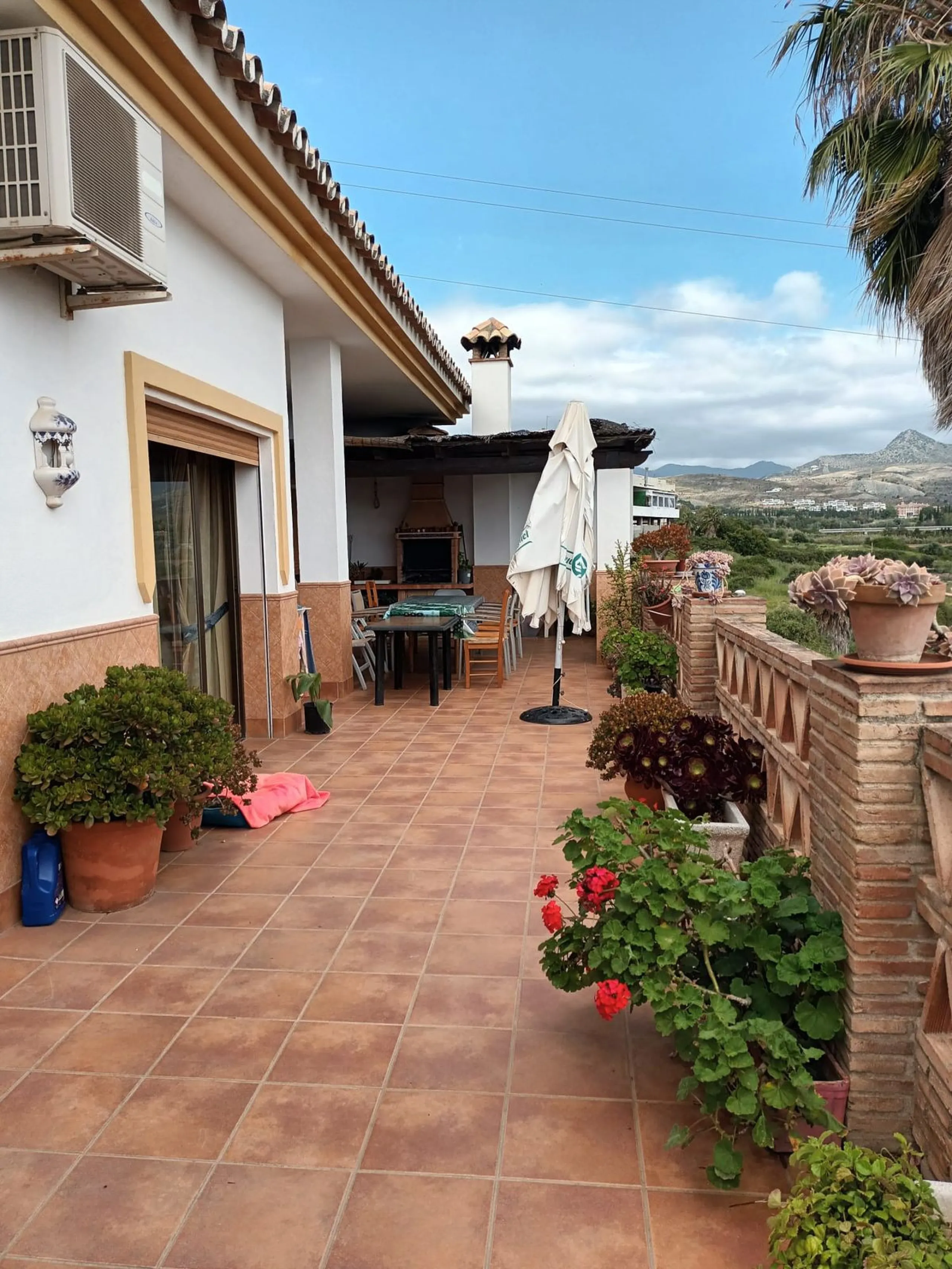 Large house in the centre of Cancelada with almost 4,000 m2 of land around it.