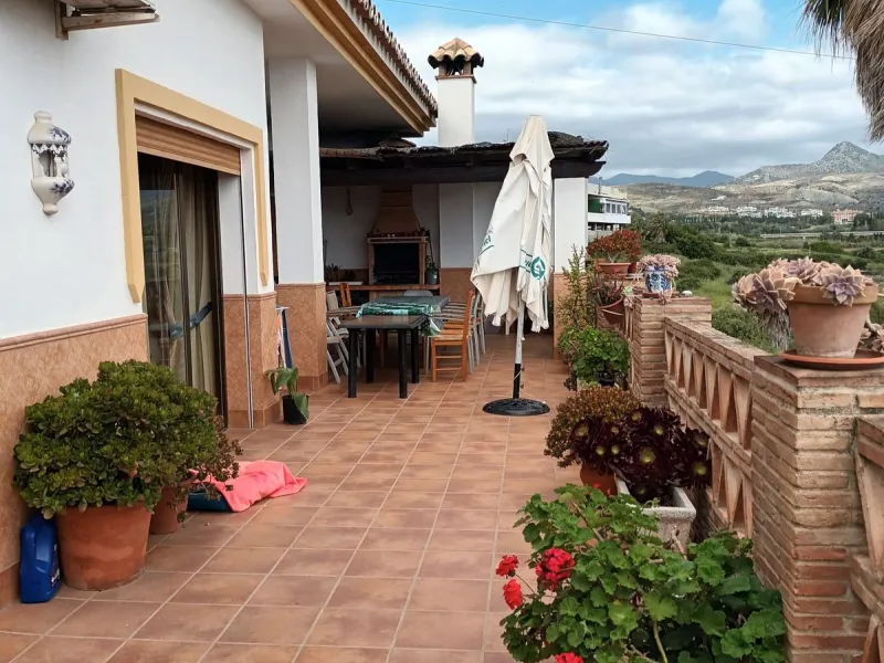 Large house in the centre of Cancelada with almost 4,000 m2 of land around it.