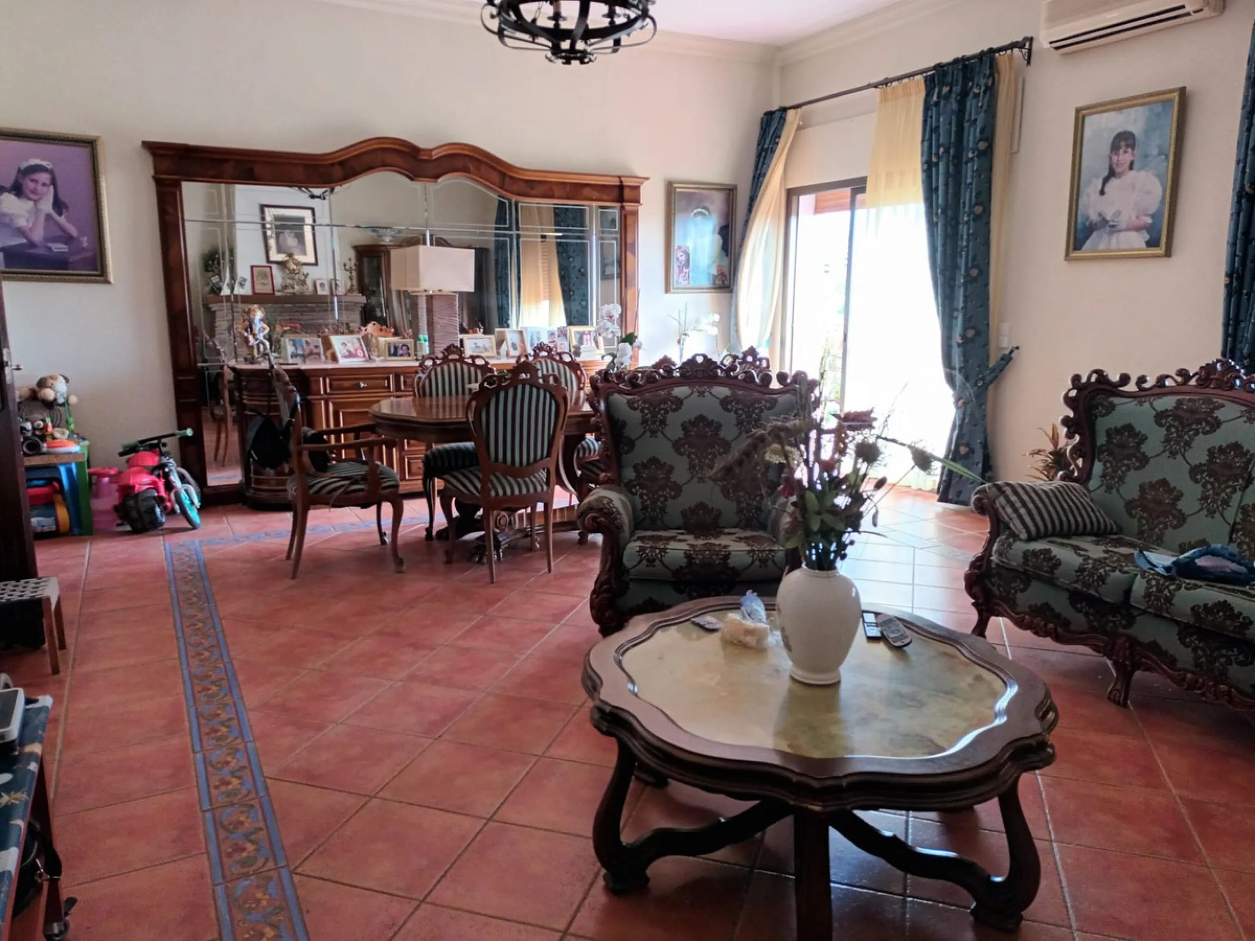 Large house in the centre of Cancelada with almost 4,000 m2 of land around it.