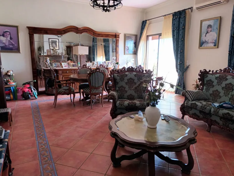 Large house in the centre of Cancelada with almost 4,000 m2 of land around it.