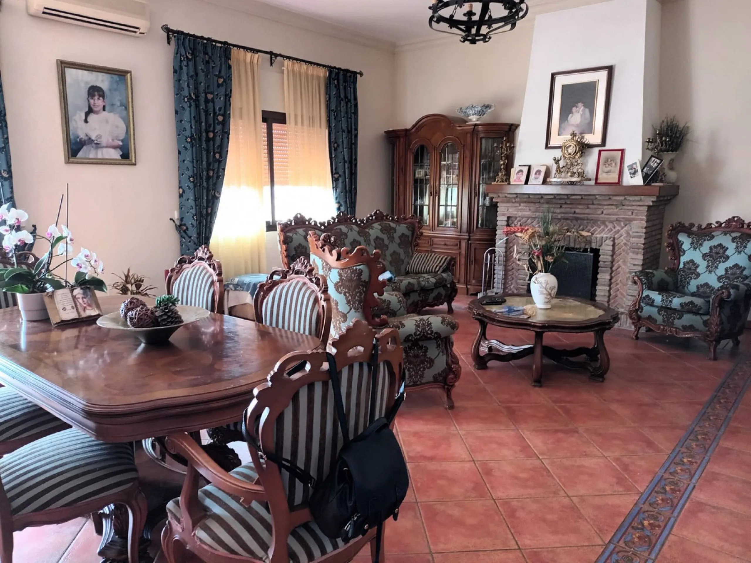 Large house in the centre of Cancelada with almost 4,000 m2 of land around it.