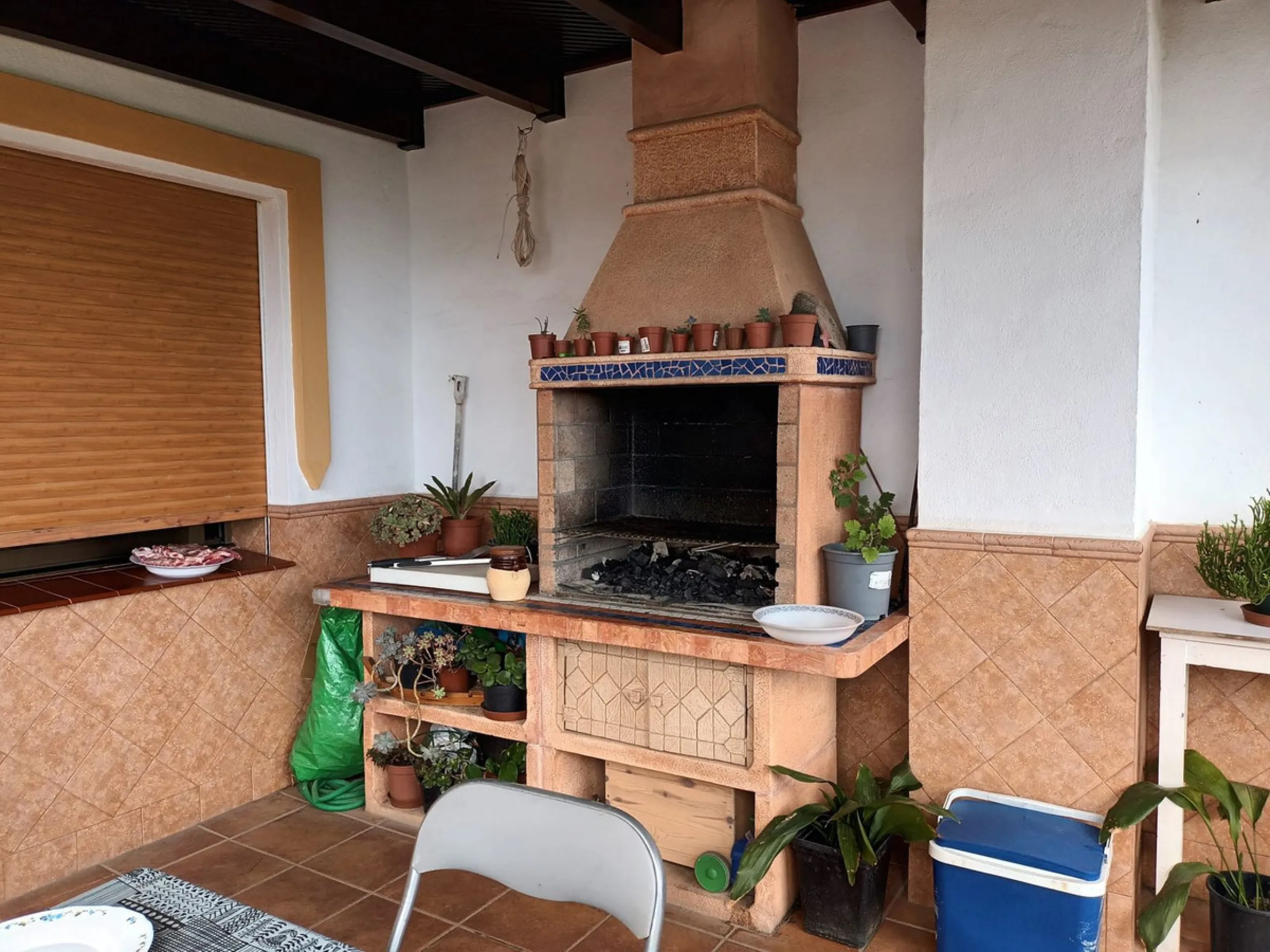 Large house in the centre of Cancelada with almost 4,000 m2 of land around it.