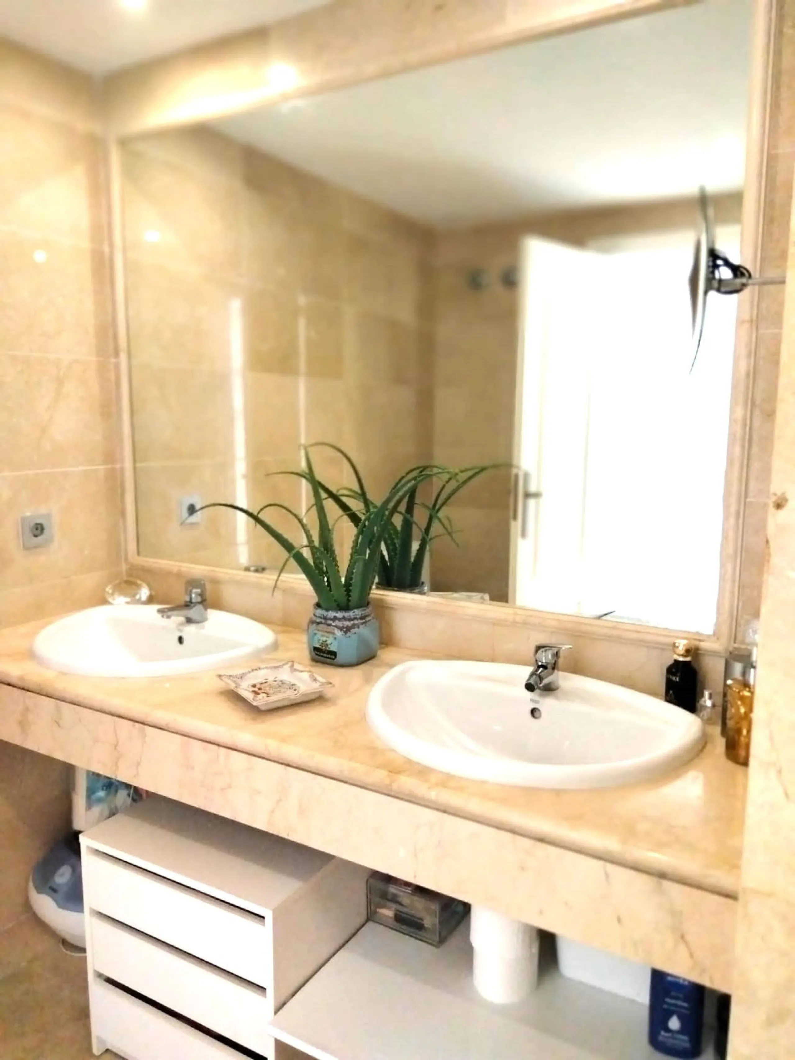 Townhouse, located in the luxury urbanisation LA ALZAMBRA VASSARY near Puerto Banus.