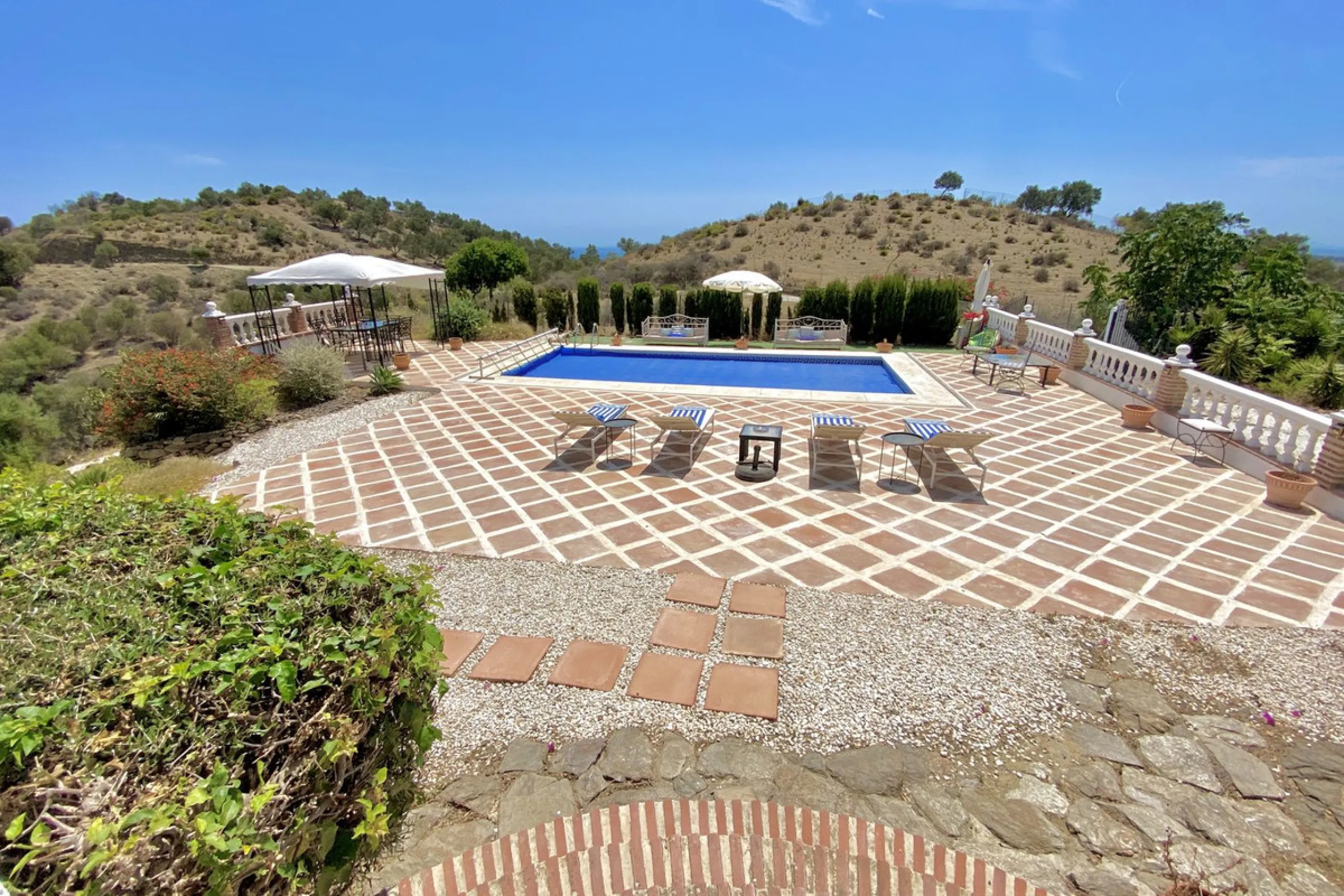 REDUCED - Beautiful 4 bed hillside villa with large swimming pool on elevated 3000 m2 plot just 7 mins above popular "La Cala de Mijas" blue flag beaches. Offering privacy & stunning panoramic sea, mountain & country views.