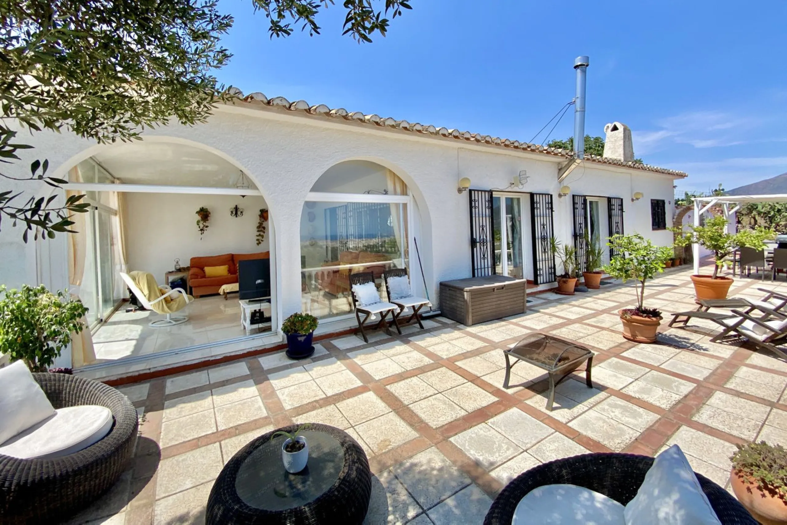 REDUCED - Beautiful 4 bed hillside villa with large swimming pool on elevated 3000 m2 plot just 7 mins above popular "La Cala de Mijas" blue flag beaches. Offering privacy & stunning panoramic sea, mountain & country views.