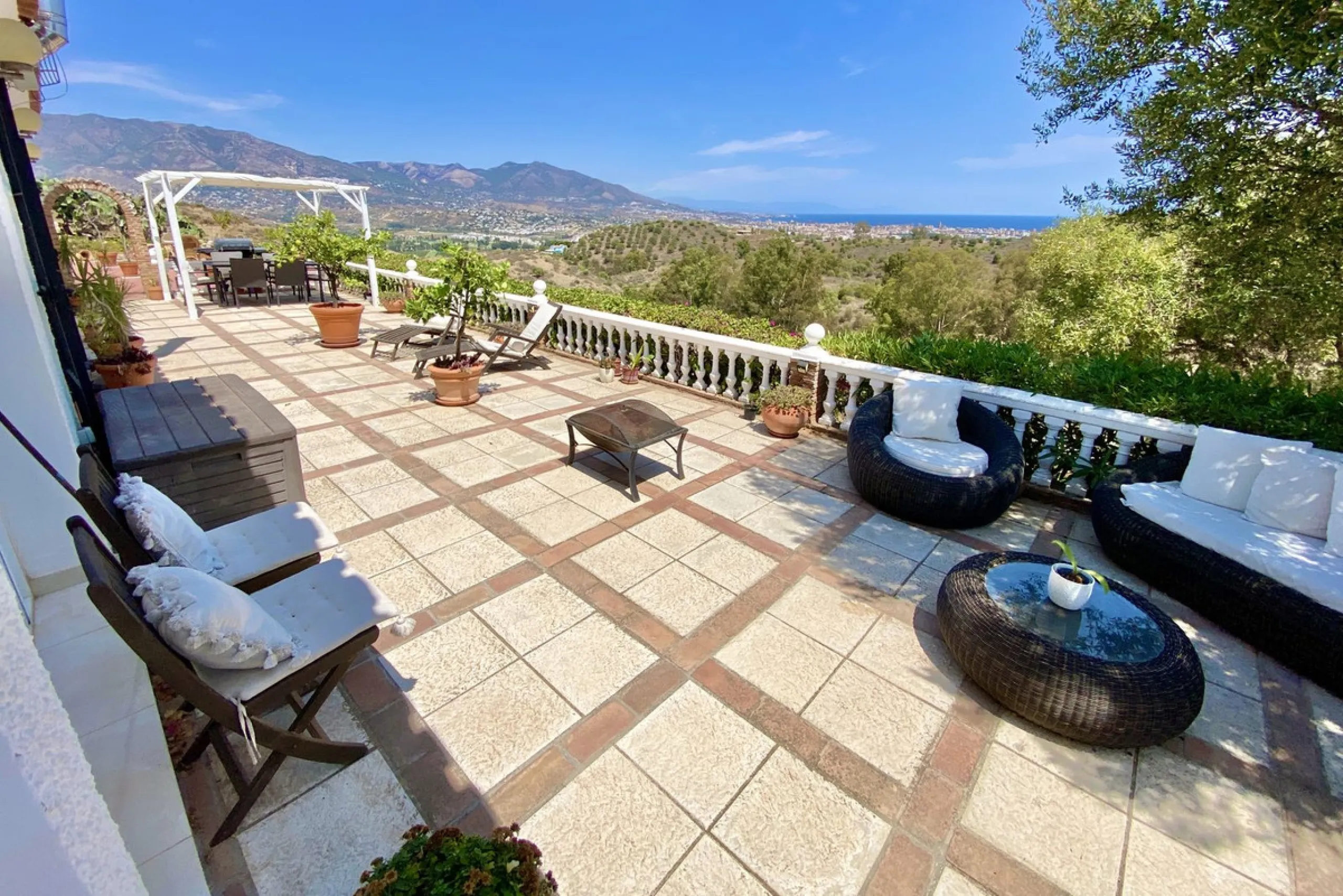 REDUCED - Beautiful 4 bed hillside villa with large swimming pool on elevated 3000 m2 plot just 7 mins above popular "La Cala de Mijas" blue flag beaches. Offering privacy & stunning panoramic sea, mountain & country views.