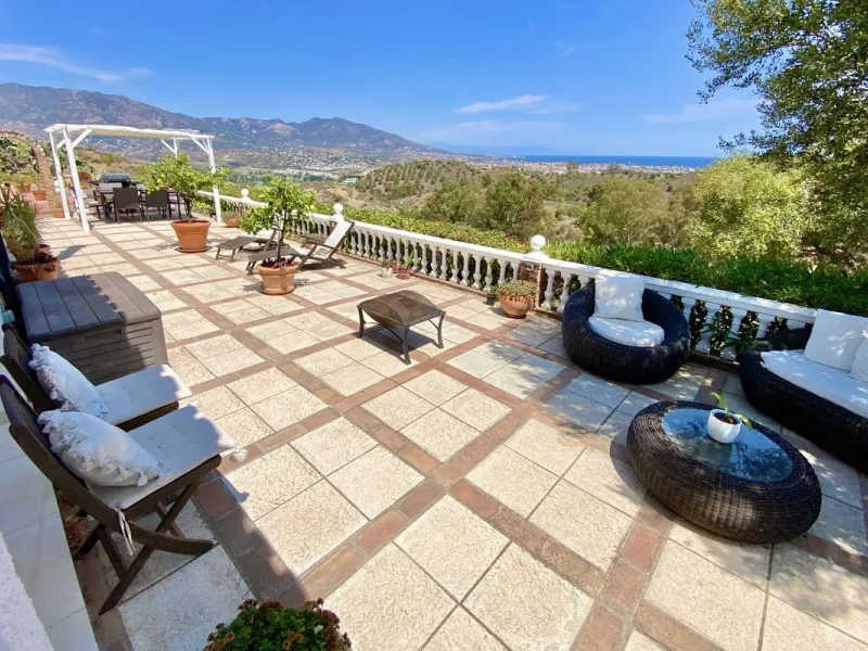 REDUCED - Beautiful 4 bed hillside villa with large swimming pool on elevated 3000 m2 plot just 7 mins above popular "La Cala de Mijas" blue flag beaches. Offering privacy & stunning panoramic sea, mountain & country views.