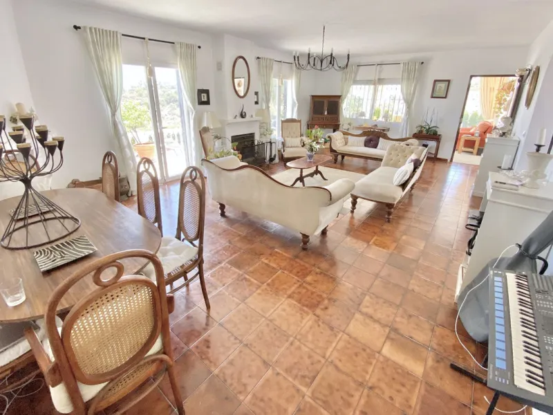REDUCED - Beautiful 4 bed hillside villa with large swimming pool on elevated 3000 m2 plot just 7 mins above popular "La Cala de Mijas" blue flag beaches. Offering privacy & stunning panoramic sea, mountain & country views.