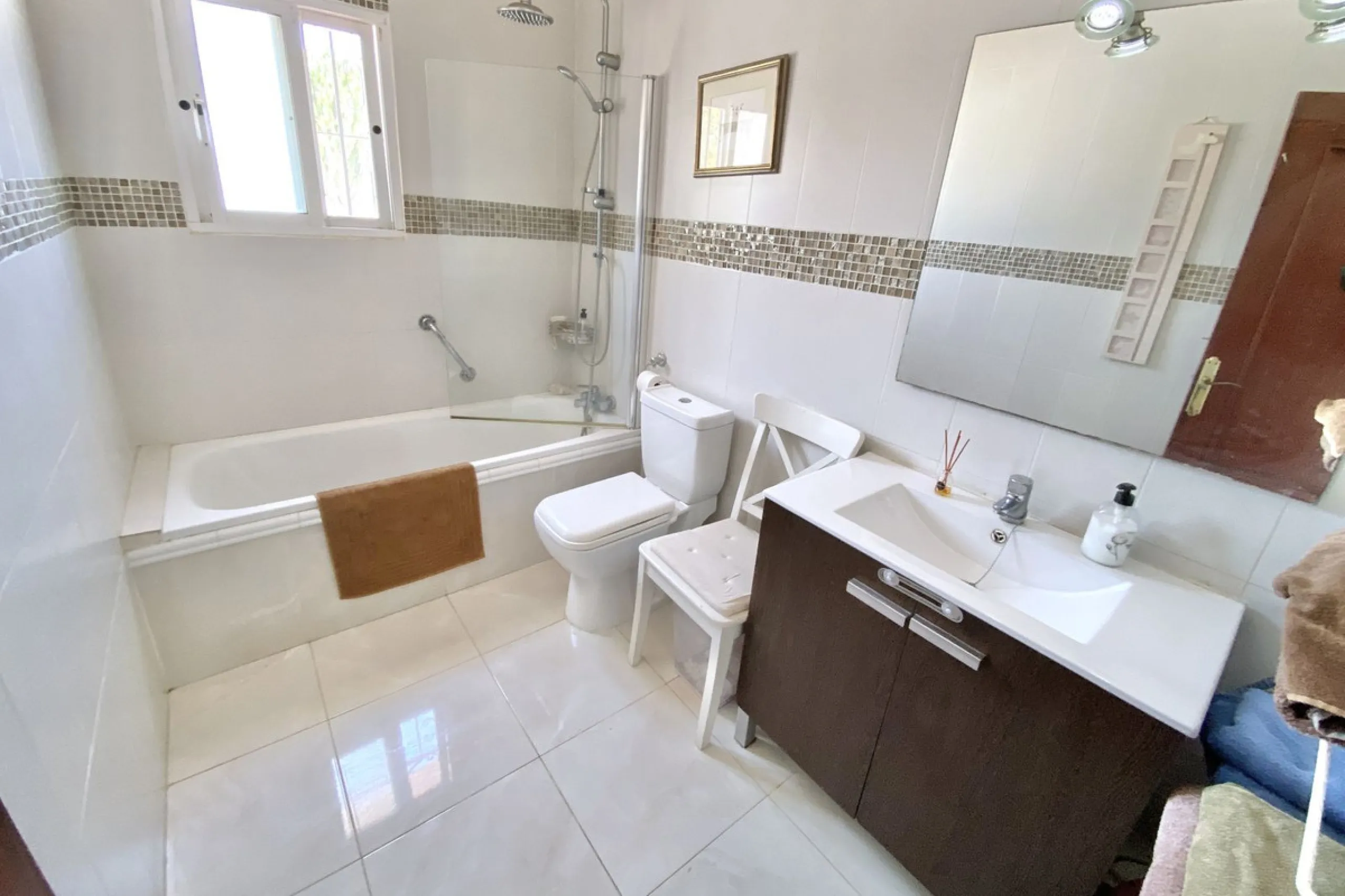 REDUCED - Beautiful 4 bed hillside villa with large swimming pool on elevated 3000 m2 plot just 7 mins above popular "La Cala de Mijas" blue flag beaches. Offering privacy & stunning panoramic sea, mountain & country views.