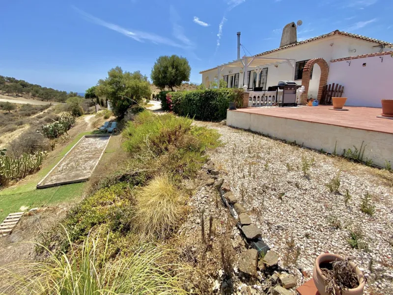 REDUCED - Beautiful 4 bed hillside villa with large swimming pool on elevated 3000 m2 plot just 7 mins above popular "La Cala de Mijas" blue flag beaches. Offering privacy & stunning panoramic sea, mountain & country views.