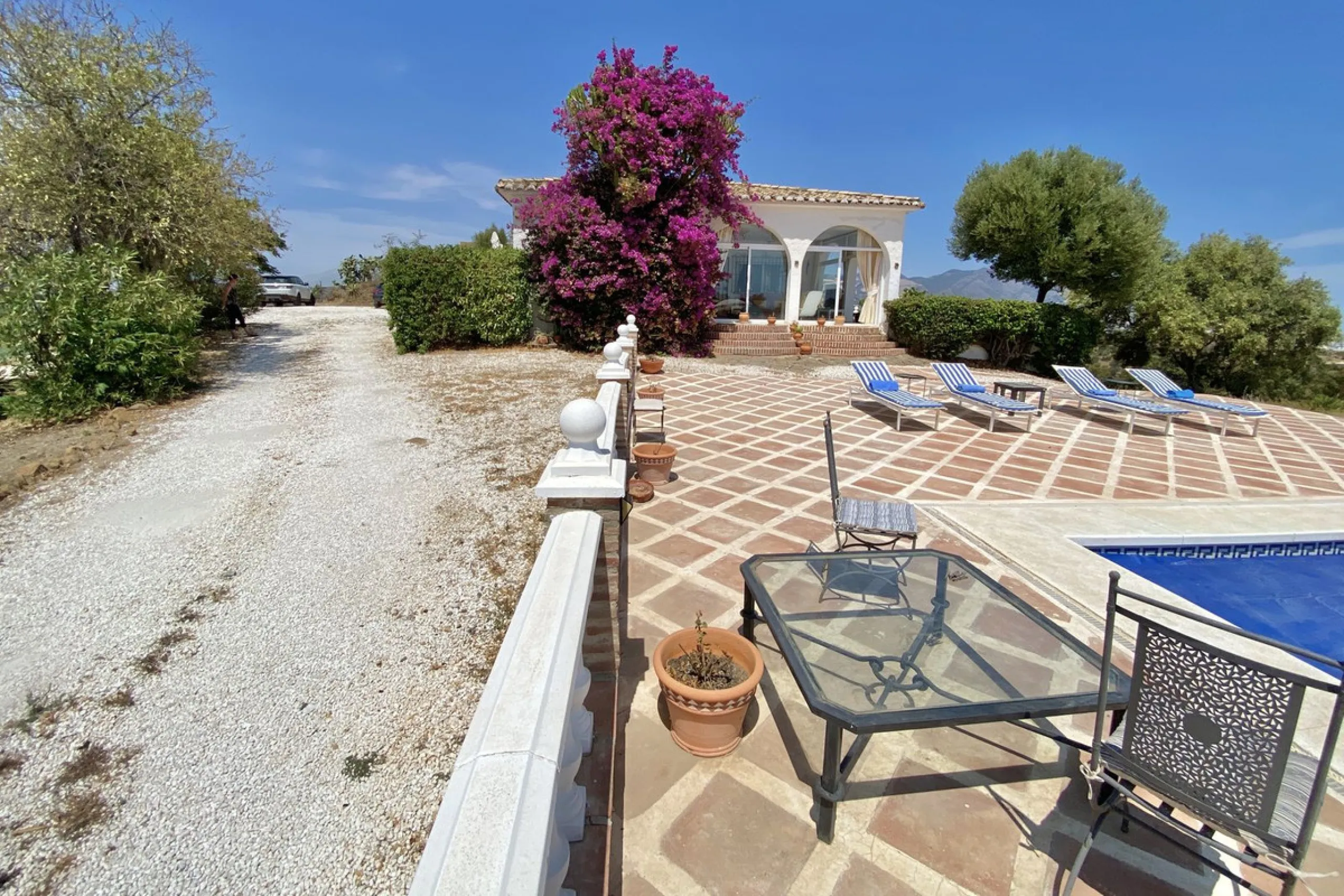 REDUCED - Beautiful 4 bed hillside villa with large swimming pool on elevated 3000 m2 plot just 7 mins above popular "La Cala de Mijas" blue flag beaches. Offering privacy & stunning panoramic sea, mountain & country views.