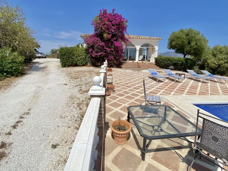 REDUCED - Beautiful 4 bed hillside villa with large swimming pool on elevated 3000 m2 plot just 7 mins above popular "La Cala de Mijas" blue flag beaches. Offering privacy & stunning panoramic sea, mountain & country views.