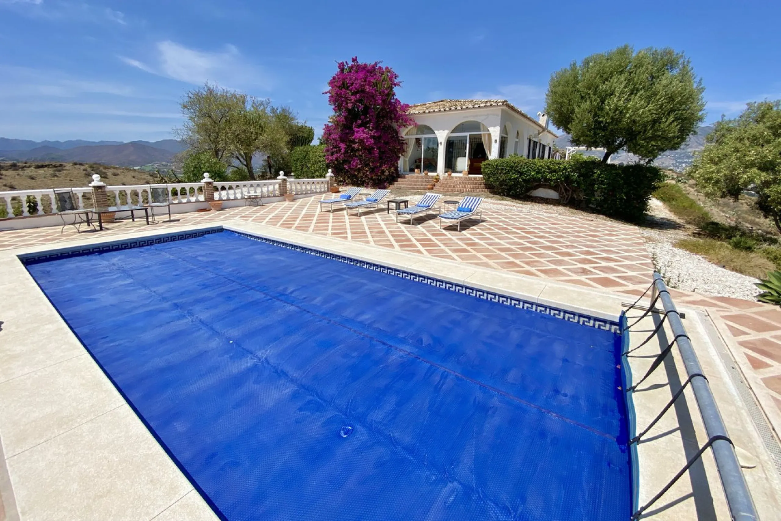 REDUCED - Beautiful 4 bed hillside villa with large swimming pool on elevated 3000 m2 plot just 7 mins above popular "La Cala de Mijas" blue flag beaches. Offering privacy & stunning panoramic sea, mountain & country views.