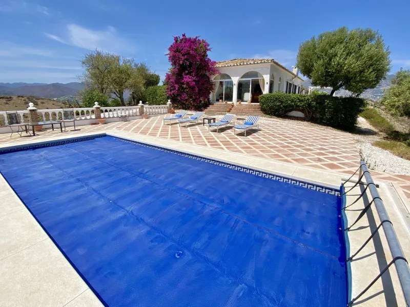 REDUCED - Beautiful 4 bed hillside villa with large swimming pool on elevated 3000 m2 plot just 7 mins above popular "La Cala de Mijas" blue flag beaches. Offering privacy & stunning panoramic sea, mountain & country views.