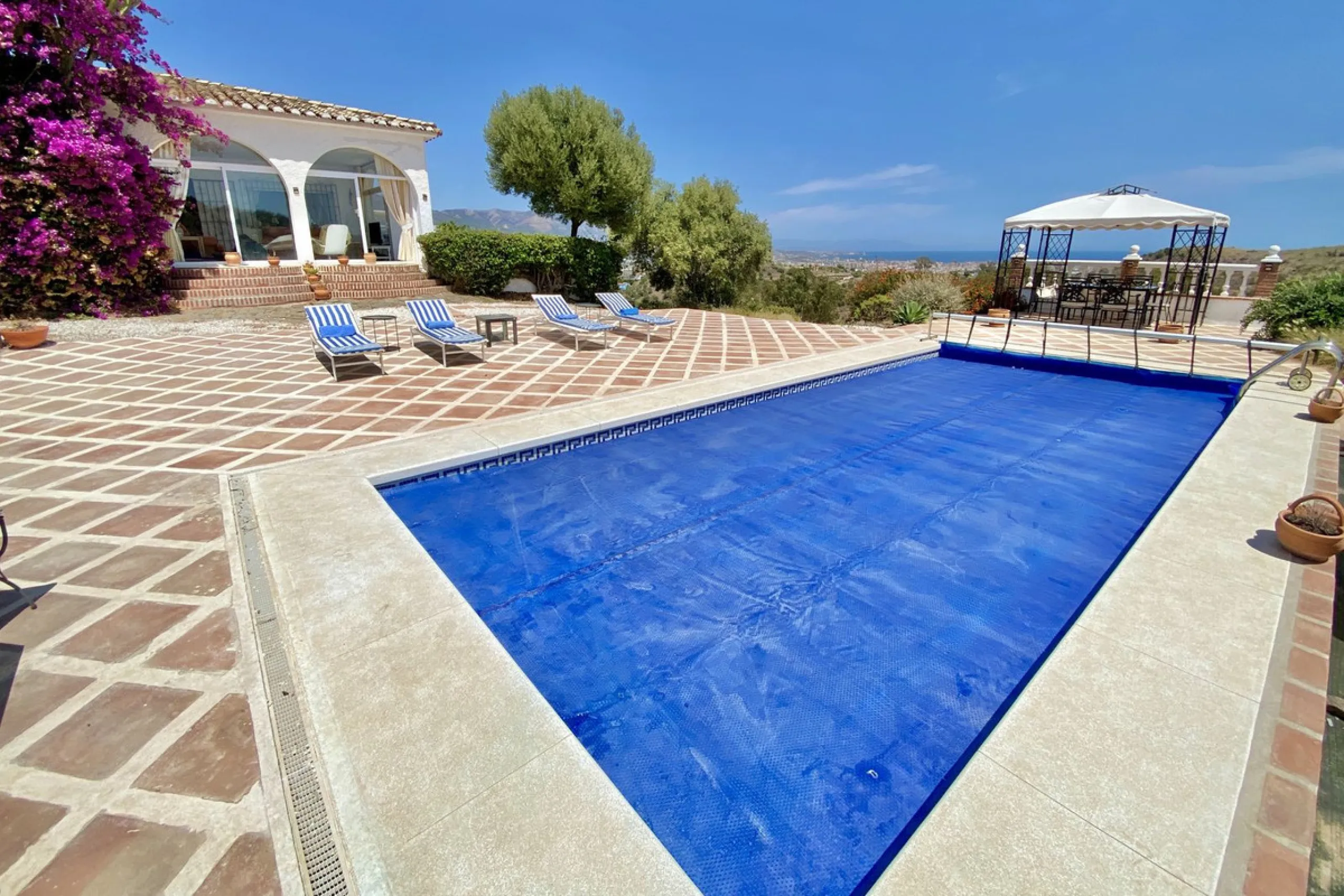 REDUCED - Beautiful 4 bed hillside villa with large swimming pool on elevated 3000 m2 plot just 7 mins above popular "La Cala de Mijas" blue flag beaches. Offering privacy & stunning panoramic sea, mountain & country views.