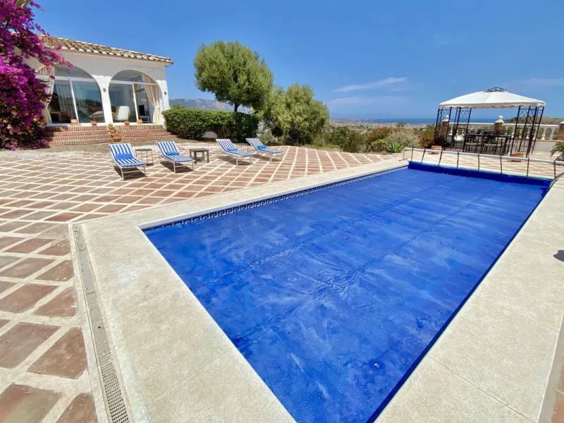 REDUCED - Beautiful 4 bed hillside villa with large swimming pool on elevated 3000 m2 plot just 7 mins above popular "La Cala de Mijas" blue flag beaches. Offering privacy & stunning panoramic sea, mountain & country views.