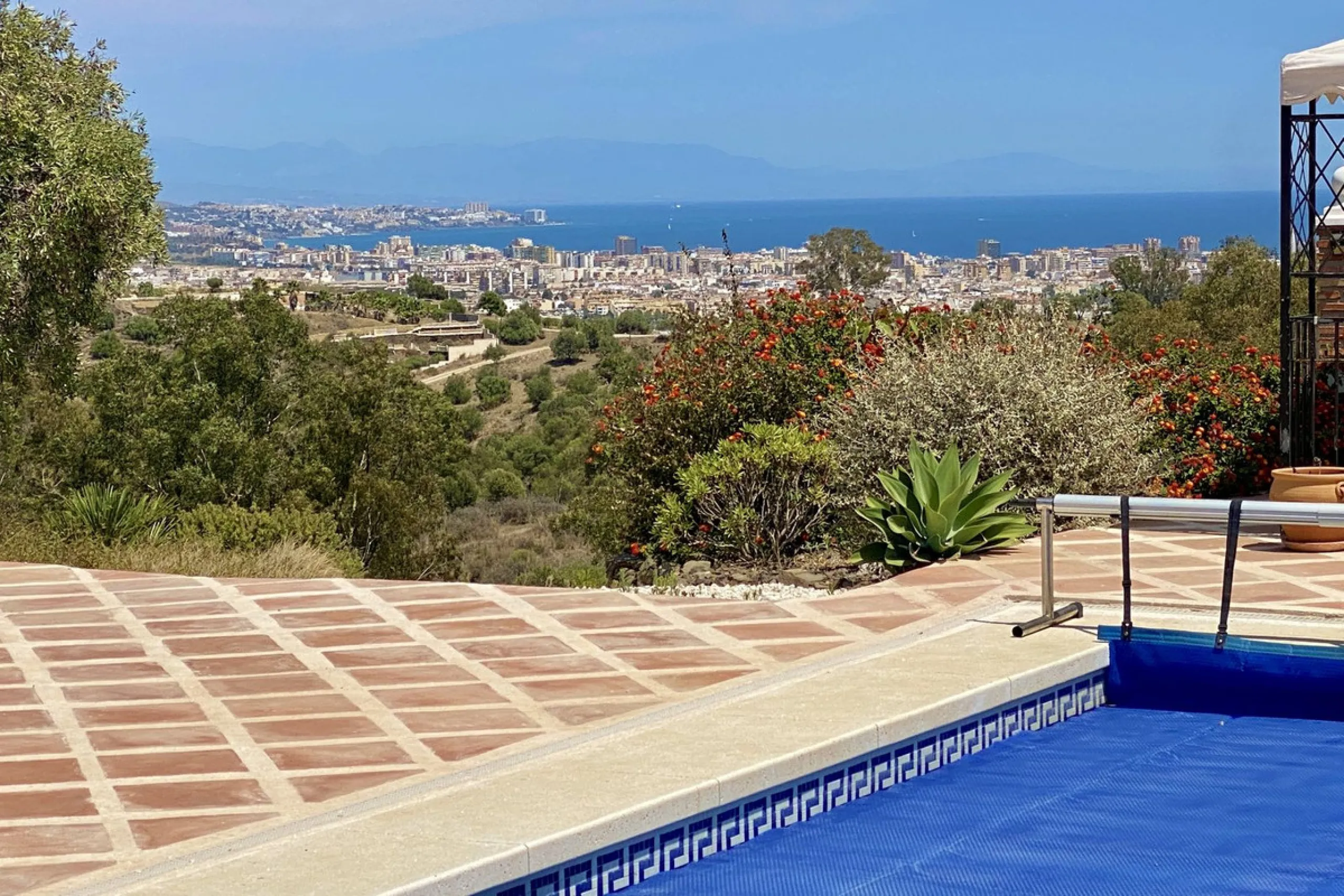 REDUCED - Beautiful 4 bed hillside villa with large swimming pool on elevated 3000 m2 plot just 7 mins above popular "La Cala de Mijas" blue flag beaches. Offering privacy & stunning panoramic sea, mountain & country views.
