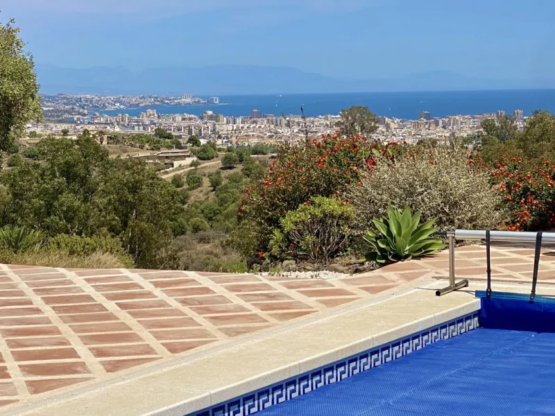 REDUCED - Beautiful 4 bed hillside villa with large swimming pool on elevated 3000 m2 plot just 7 mins above popular "La Cala de Mijas" blue flag beaches. Offering privacy & stunning panoramic sea, mountain & country views.