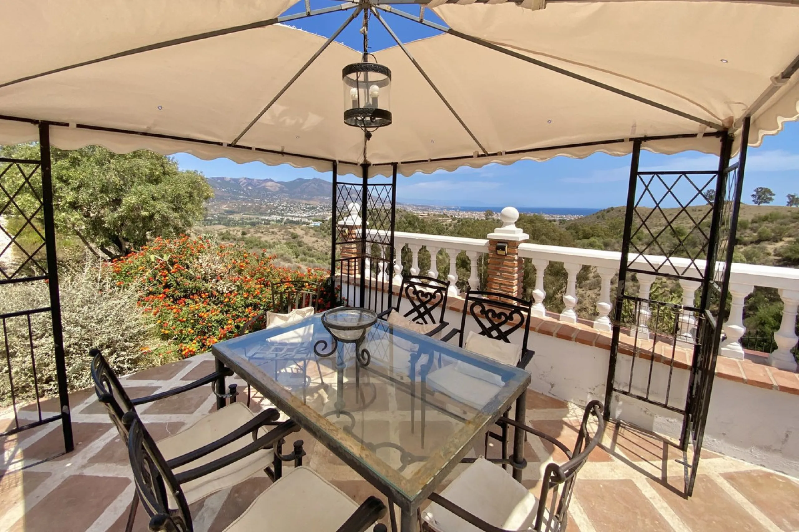 REDUCED - Beautiful 4 bed hillside villa with large swimming pool on elevated 3000 m2 plot just 7 mins above popular "La Cala de Mijas" blue flag beaches. Offering privacy & stunning panoramic sea, mountain & country views.
