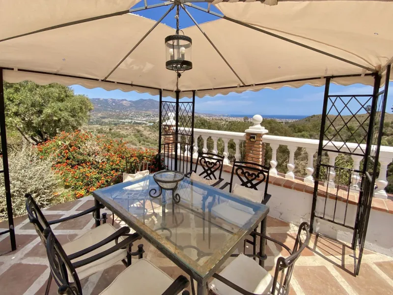 REDUCED - Beautiful 4 bed hillside villa with large swimming pool on elevated 3000 m2 plot just 7 mins above popular "La Cala de Mijas" blue flag beaches. Offering privacy & stunning panoramic sea, mountain & country views.