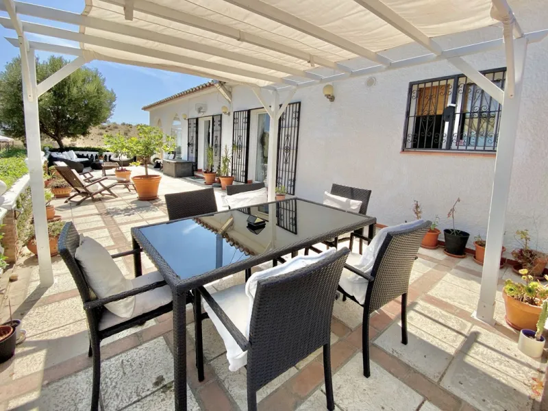 REDUCED - Beautiful 4 bed hillside villa with large swimming pool on elevated 3000 m2 plot just 7 mins above popular "La Cala de Mijas" blue flag beaches. Offering privacy & stunning panoramic sea, mountain & country views.