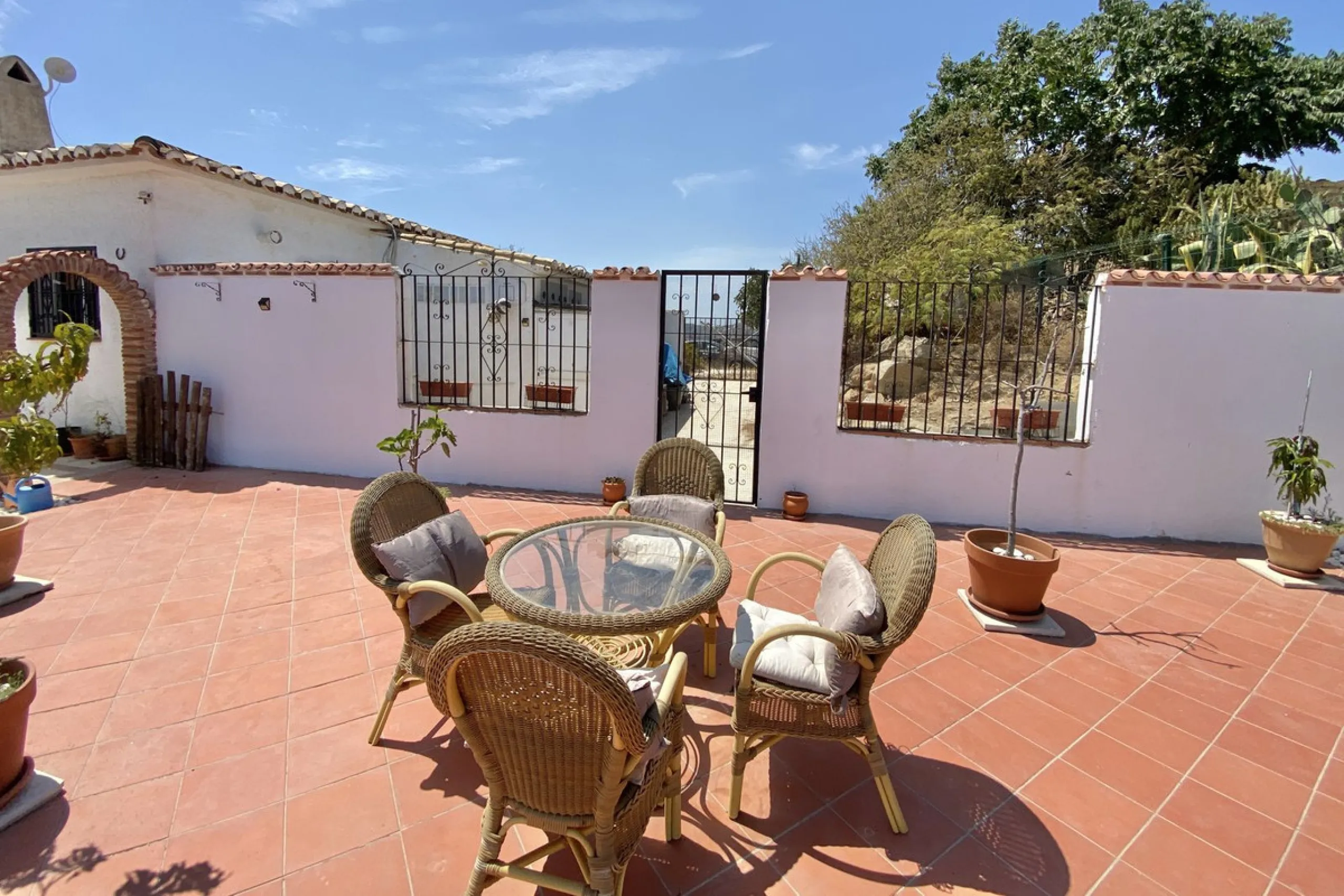 REDUCED - Beautiful 4 bed hillside villa with large swimming pool on elevated 3000 m2 plot just 7 mins above popular "La Cala de Mijas" blue flag beaches. Offering privacy & stunning panoramic sea, mountain & country views.