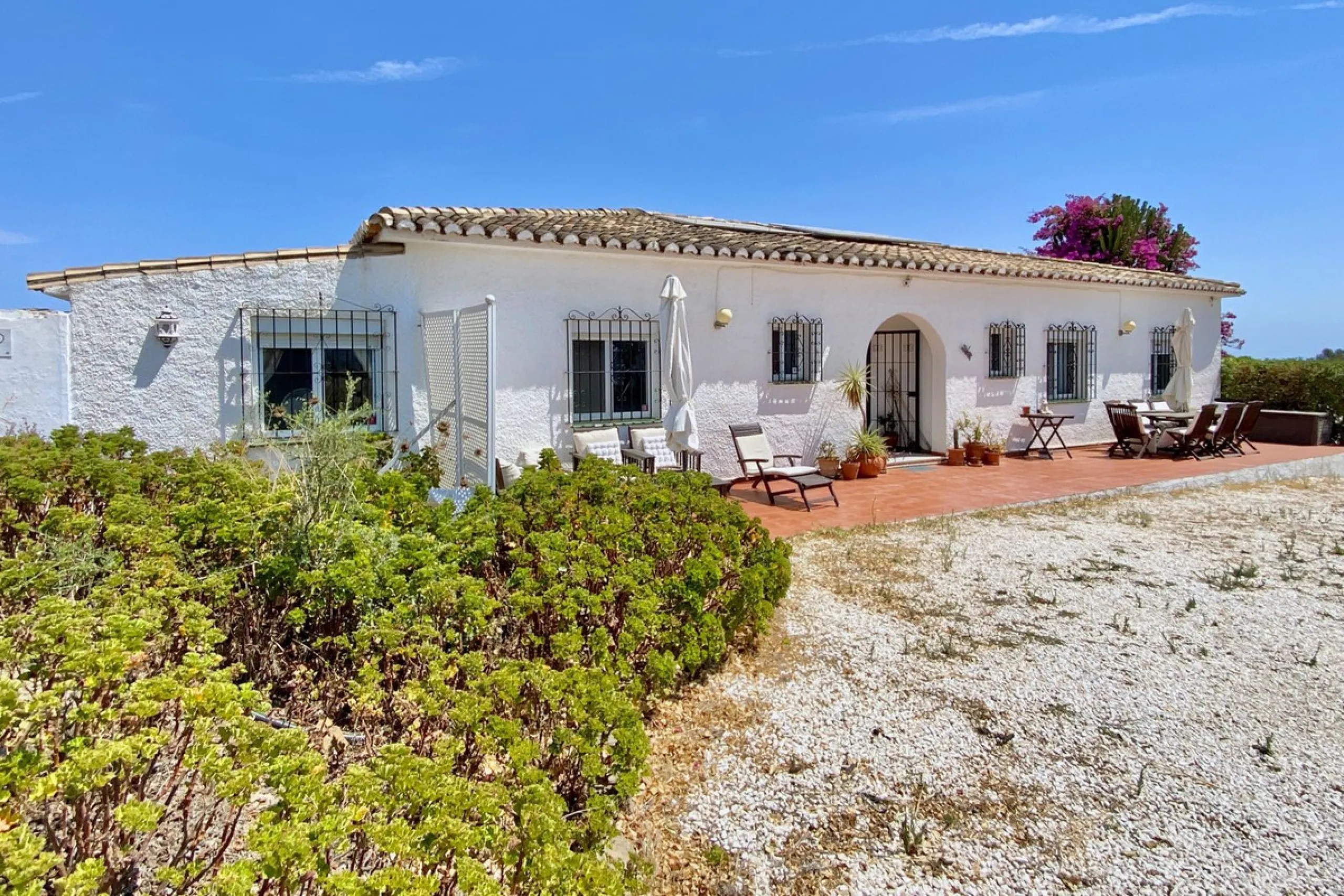 REDUCED - Beautiful 4 bed hillside villa with large swimming pool on elevated 3000 m2 plot just 7 mins above popular "La Cala de Mijas" blue flag beaches. Offering privacy & stunning panoramic sea, mountain & country views.