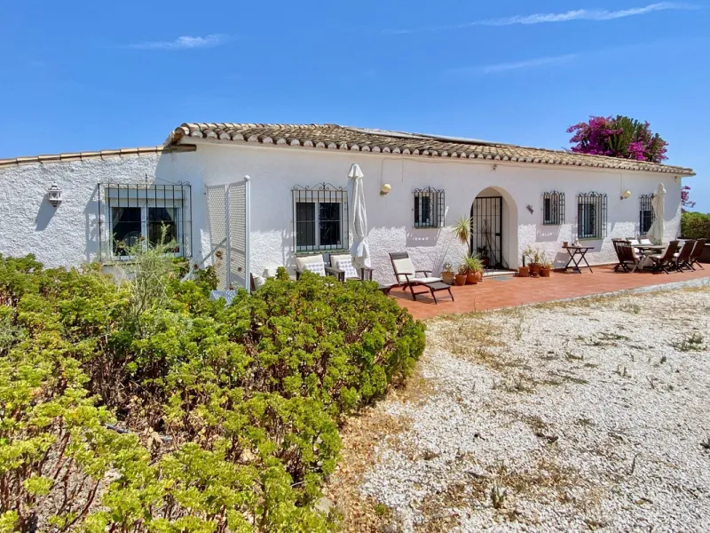 REDUCED - Beautiful 4 bed hillside villa with large swimming pool on elevated 3000 m2 plot just 7 mins above popular "La Cala de Mijas" blue flag beaches. Offering privacy & stunning panoramic sea, mountain & country views.