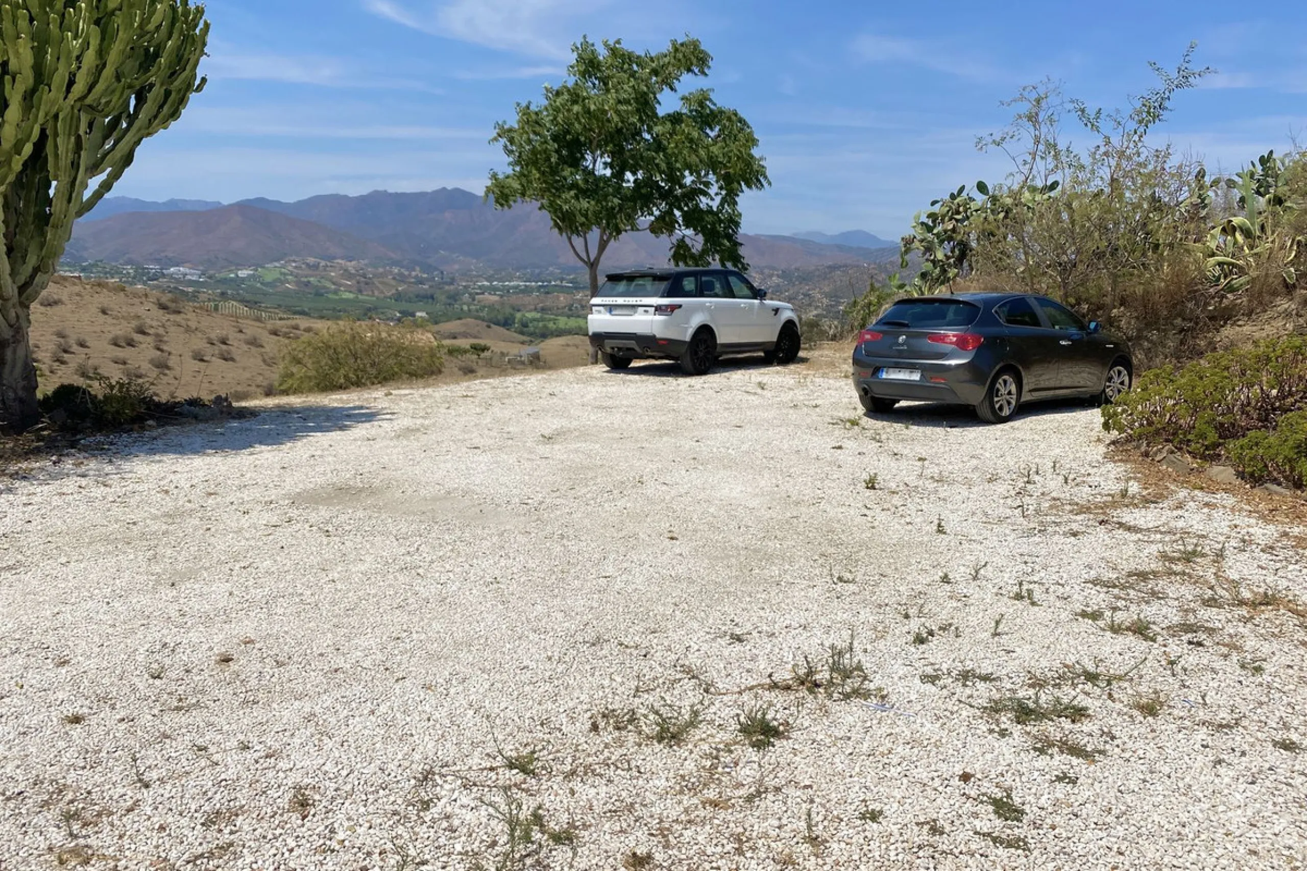 REDUCED - Beautiful 4 bed hillside villa with large swimming pool on elevated 3000 m2 plot just 7 mins above popular "La Cala de Mijas" blue flag beaches. Offering privacy & stunning panoramic sea, mountain & country views.
