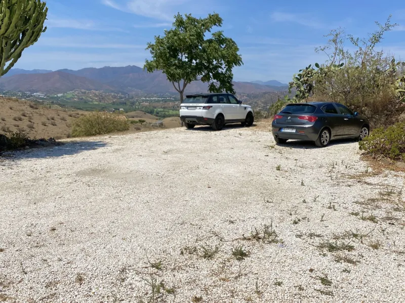 REDUCED - Beautiful 4 bed hillside villa with large swimming pool on elevated 3000 m2 plot just 7 mins above popular "La Cala de Mijas" blue flag beaches. Offering privacy & stunning panoramic sea, mountain & country views.
