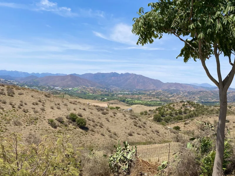 REDUCED - Beautiful 4 bed hillside villa with large swimming pool on elevated 3000 m2 plot just 7 mins above popular "La Cala de Mijas" blue flag beaches. Offering privacy & stunning panoramic sea, mountain & country views.