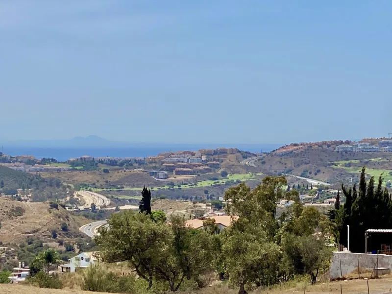 REDUCED - Beautiful 4 bed hillside villa with large swimming pool on elevated 3000 m2 plot just 7 mins above popular "La Cala de Mijas" blue flag beaches. Offering privacy & stunning panoramic sea, mountain & country views.