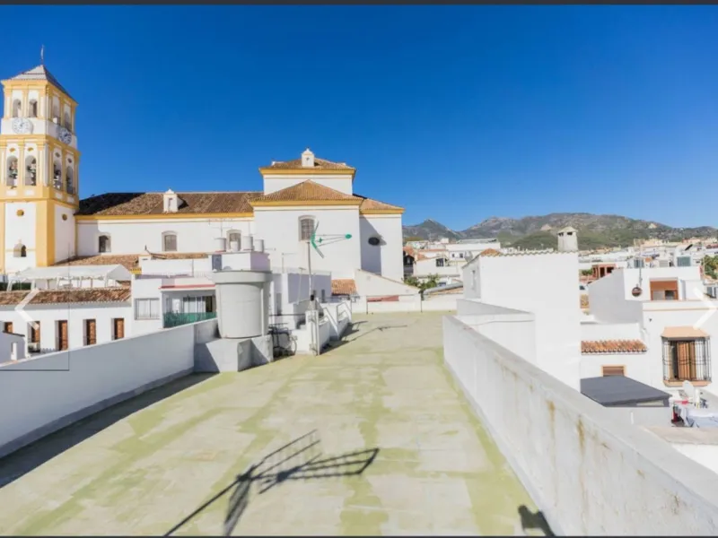 Spacious  town house with an interior patio and several rooms distributed between the two main floors.