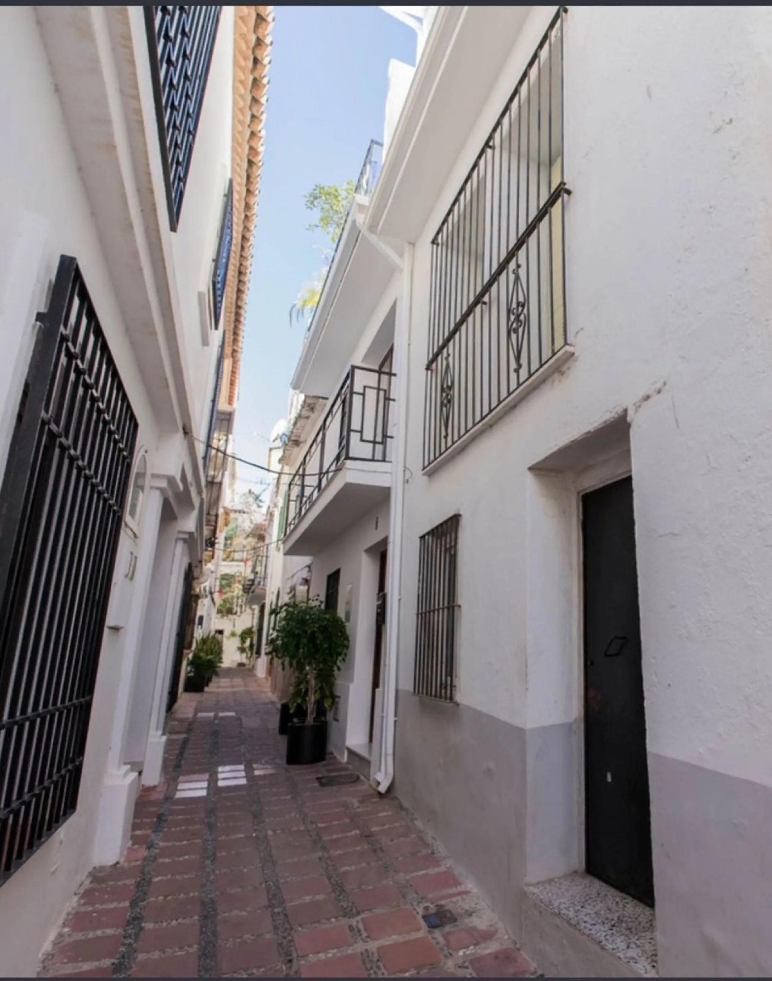 Spacious  town house with an interior patio and several rooms distributed between the two main floors.