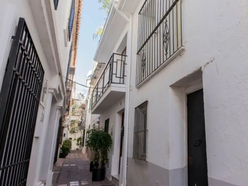Spacious  town house with an interior patio and several rooms distributed between the two main floors.