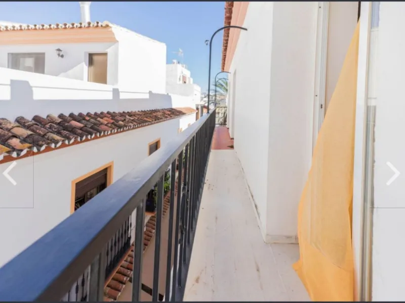 Spacious  town house with an interior patio and several rooms distributed between the two main floors.