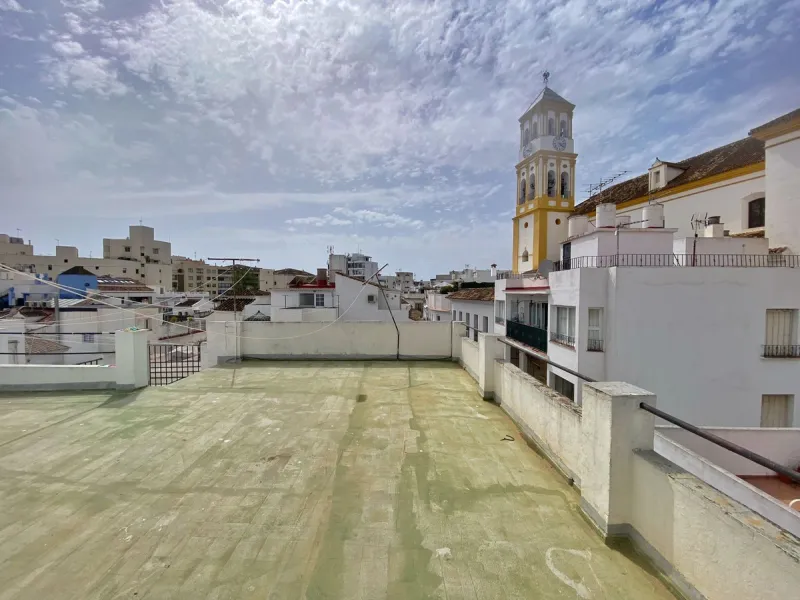 Spacious  town house with an interior patio and several rooms distributed between the two main floors.
